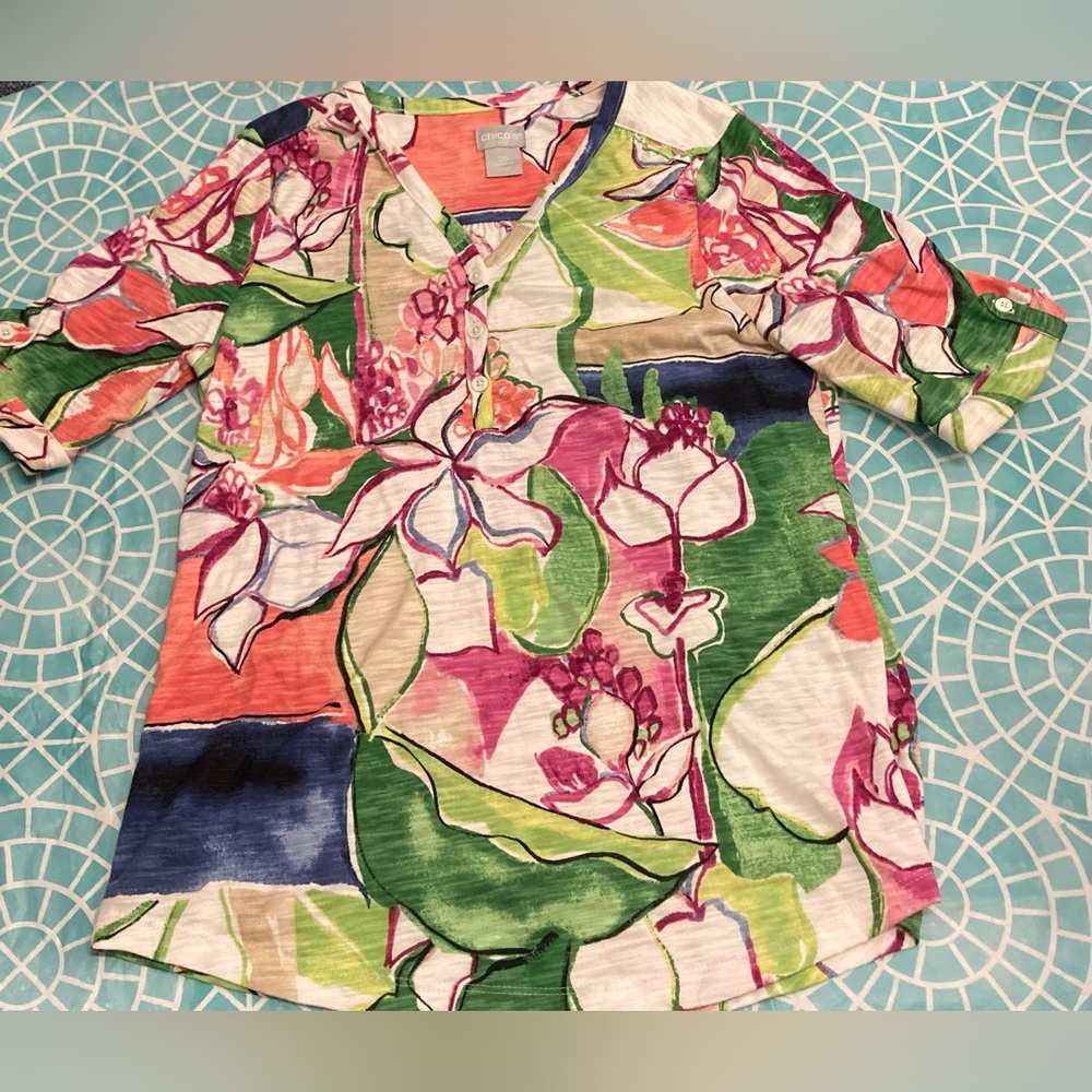 💛TODAY***$15***Chico’s colorful floral, 3/4 sleeve Henley top.